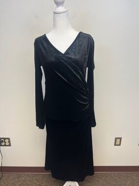 Zaberry Black Velvet Long Sleeved V-Neck Dress with Rouching Size Large